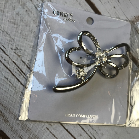 New Jewelry Is Fun Silver Rhinestone Wisp Brooch - Picture 4 of 4